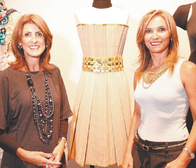 PARANÁ BUSINESS COLLECTION -Entre as presenças de destaque no evento que mostra os destaques da moda paranaense, as coordenadoras do curso de Design de Moda do Centro Europeu, as elegantes Celinha Maria Buschle e Vânia Schwertner |