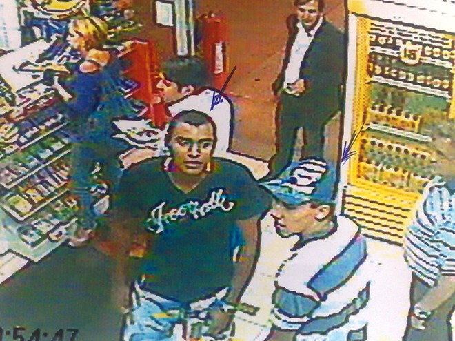 O acusado (de camiseta preta) foi identificado a partir de imagens gravadas por câmeras de segurança | 