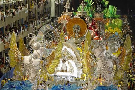 A São Clemente foi a primeira escola a desfilar neste domingo no Rio de Janeiro | REUTERS/Sergio Moraes