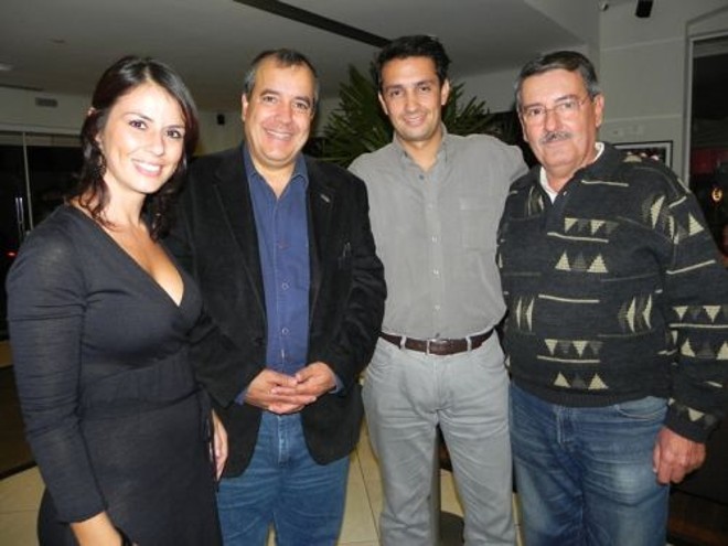 DO BÓSFORO À CAPADÓCIA -Em exposição no Fran´s Café Batel as fotos do jornalista Odilon Araújo, em que ele retrata pessoas, espaços e paisagens da Turquia. Na foto: a franqueada do Fran´s Café, Gianna Calderari, com João Alves Camargo e Gomes, Odilon Araújo e Carlos Alves Camargo e Gomes Filho |