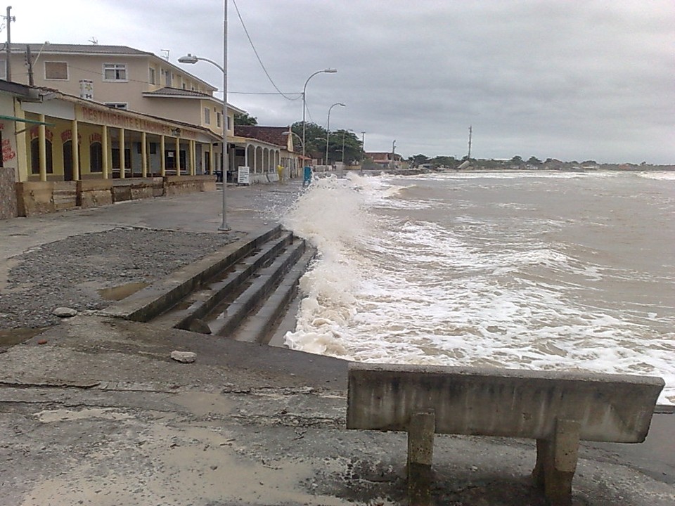 A água avançou em encobriu completamente a faixa de areia da Praia Central de Matinhos | Gladson Angeli/Gazeta do Povo