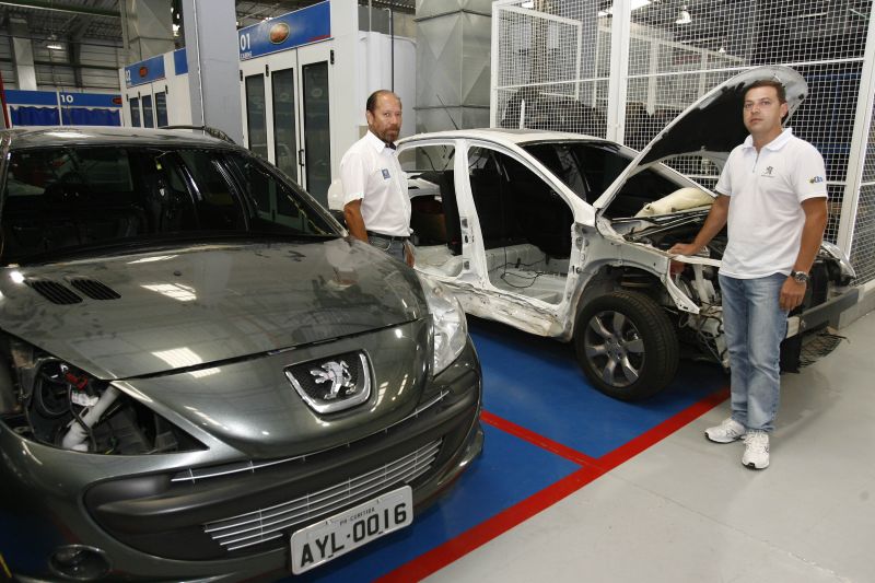 José Piasson (à direita), gerente de pós-venda da Le Lac: só para revisão, revendedora atende 200 carros por dia | Priscila Forone/ Gazeta do Povo