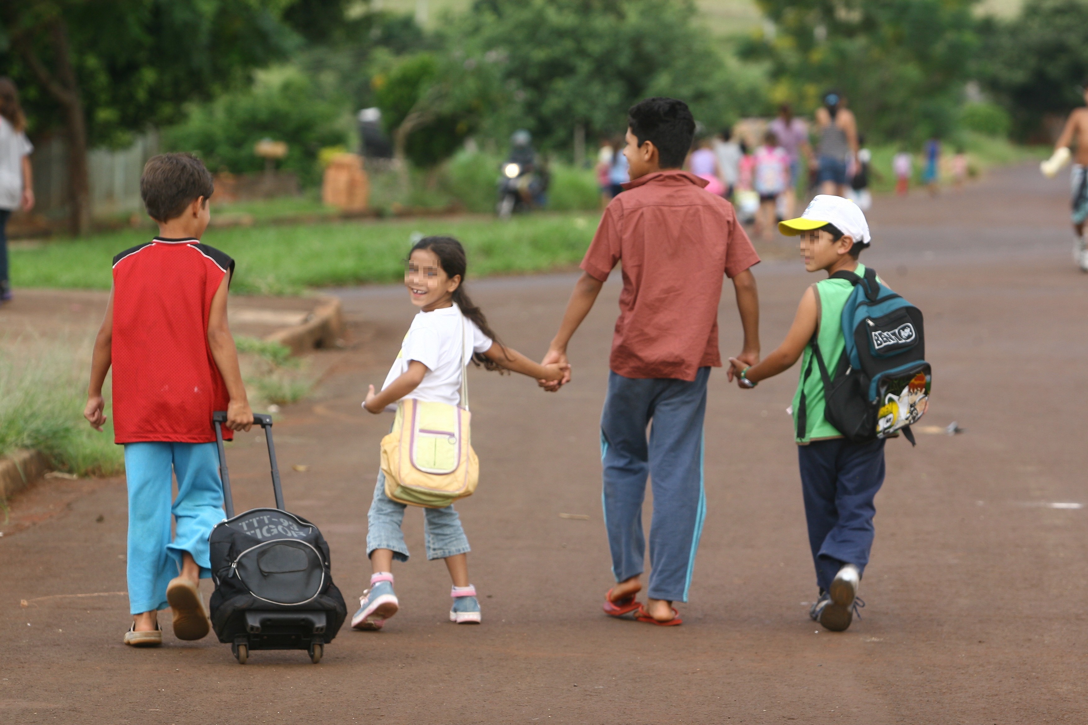 Crianças saindo da aula em uma escola na zona oeste. Elas ainda não receberam os kits de uniforme | Roberto Custódio / Jornal de Londrina