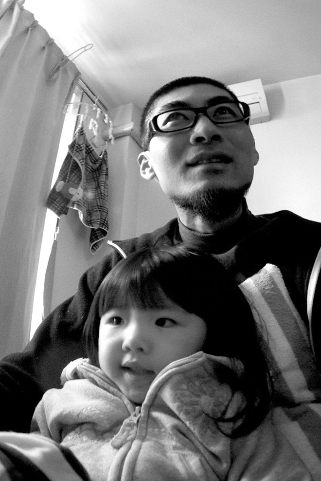 Daniel Tomita usou a folga para se despedir da filha, que voltou ao Brasil |