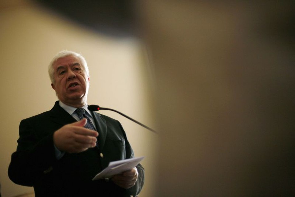 Premier de Portugal Fernando Teixeira dos Santos falou durante coletiva de imprensa em Lisboa e reconheceu que a situação do país piorou nos últimos dias | Rafael Marchante / Reuters