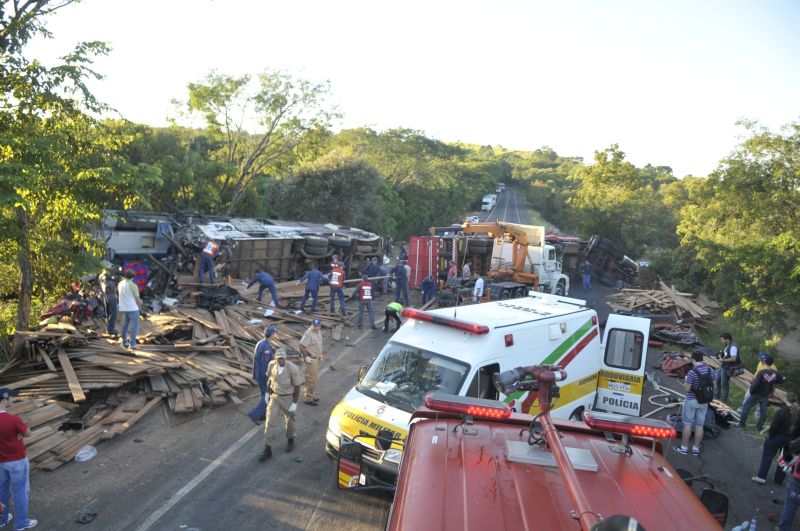 Carga da carreta também atingiu passageiros do ônibus | Agência RBS