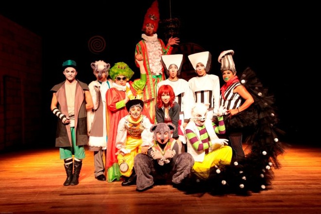 O mundo estranho de Alice -Não é todo dia que um musical para todas as idades coloca 11 atores tocando ao vivo no palco. A dança e a falta de lógica completam o clima de Alice no País das Maravilhas, com direção de Maurício Vogue. O clássico é familiar a todos: a menina inglesa vai parar num mundo fantástico onde seres esquisitos estimulam seu raciocínio. O espetáculo acontece sábado e domingo, às 16 horas. E segue em cartaz até 14 de maio, no Teatro Regina Vogue |