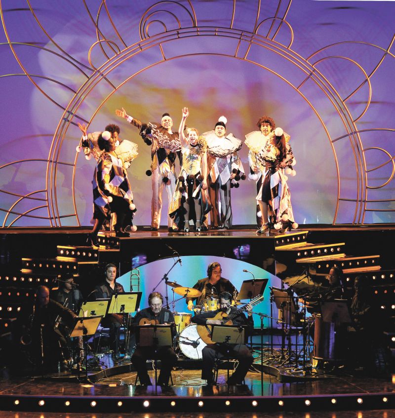 Em formato de revista musical, espetáculo carioca faz uma introdução ao universo do samba de carnaval | Leo Aversa/Divulgação