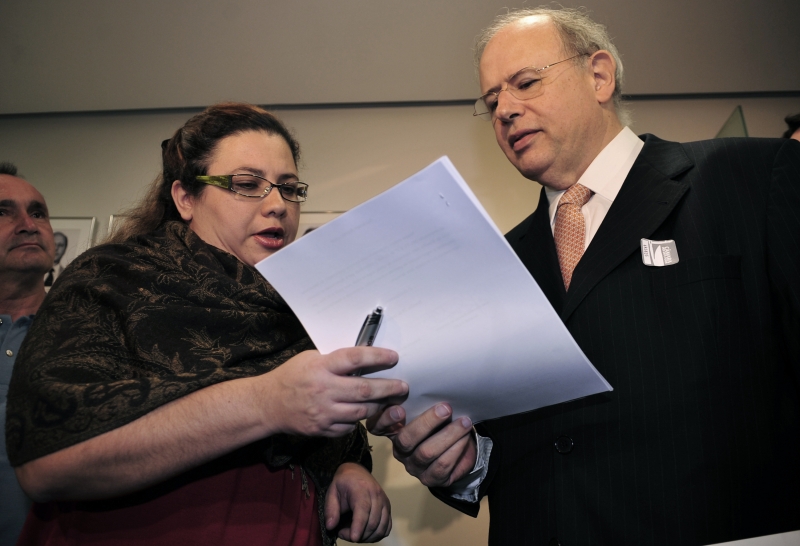 O advogado Eduardo Alckmin apresenta, na Corregedoria da Câmara, pedido de arquivamento do processo que corre no Conselho de Ética contra a deputada Jaqueline Roriz, por quebra de decoro. Ao lado, a advogada da corregedoria, Valeska Monteiro | Renato Araújo/ABr