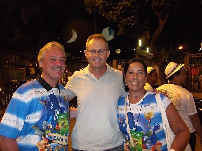 O casal Leni e Mario Celso Cunha com o secretário da Segurança do Rio de Janeiro, José Mariano Beltrame, no Sambódromo carioca. Assim como o governador Beto Richa, Mario Celso, secretário para Assuntos da Copa do Mundo do Paraná, foi curtir o carnaval no Rio |