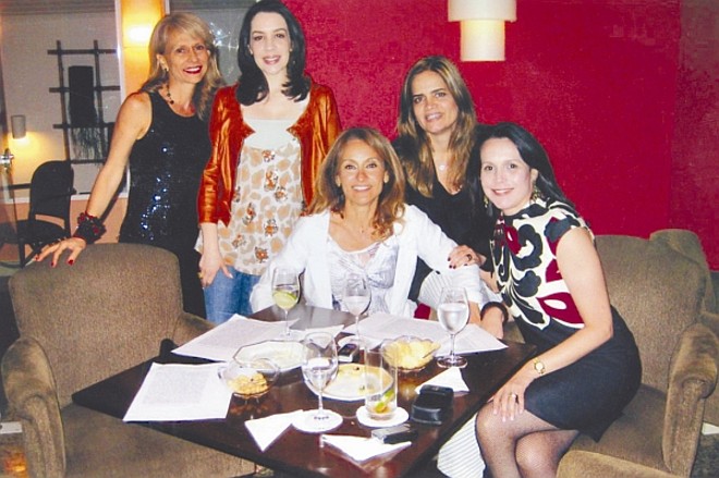 Ministrado por Nadiesda de Azevedo Romanó, primeira da esq. para a dir, o curso 