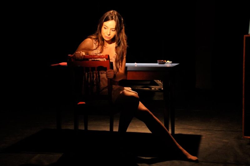 A atriz Priscila Nicolielo Mengozzi sob a direção de Marcelo Rubens Paiva | Divulgação