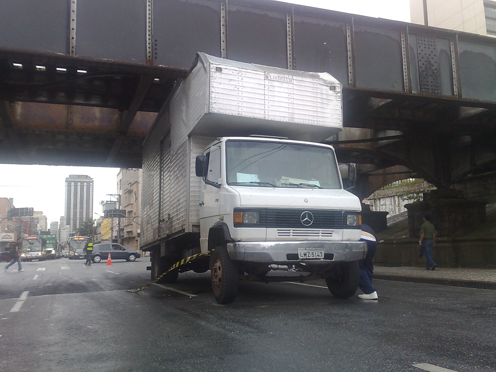 Um caminhão, que transportava colchões, ficou preso sob a Ponte Preta nesta quarta-feira (9). | Felippe Aníbal / Agência de Notícias Gazeta do Povo