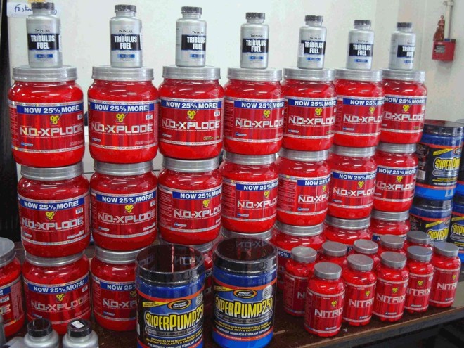 Vários frascos de suplementos alimentares estão entre o material apreendido | 