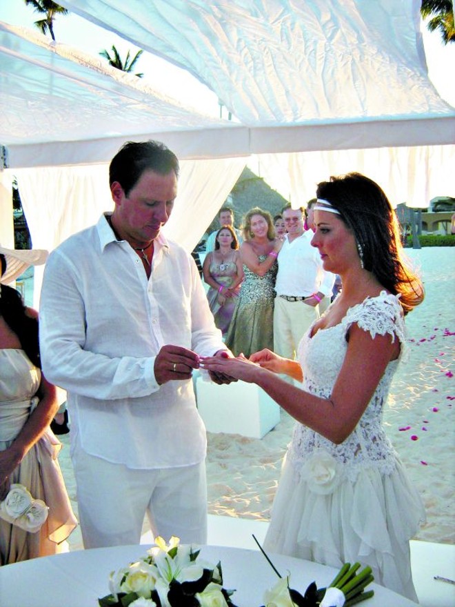 Na foto, os noivos na hora da troca de alianças. Depois do coquetel na própria praia, houve um jantar no hotel |