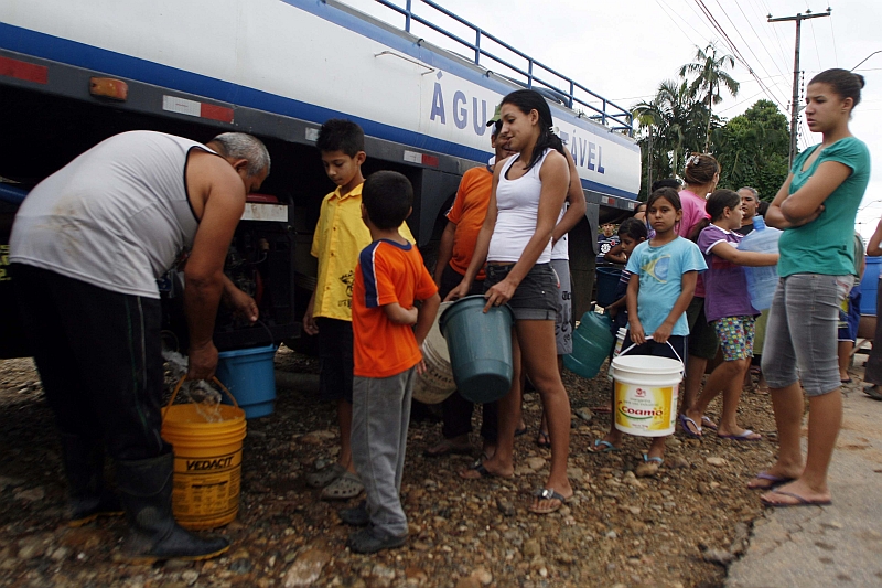 Com a falta de água em Antonina, moradores da cidade fazem fila em caminhão-pipa para encher baldes. Abastecimento também foi comprometido em Paranaguá | Walter Alves/Gazeta do Povo