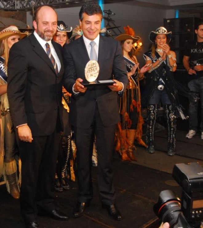 O presidente da Sociedade Rural do Paraná, Gustavo de Andrade Lopes, homenageou o governador Beto Richa no lançamento da 51ª Exposição Agropecuária e Industrial de Londrina (ExpoLondrina), na noite de quinta-feira, no Parque Ney Braga | 