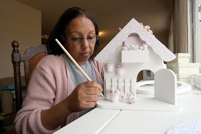 A artesã Rosangela Paiva do Nascimento: formalizada, ela compra a matéria-prima a preço de atacado e obtém lucros maiores | Valterci Santos/ Gazeta do Povo