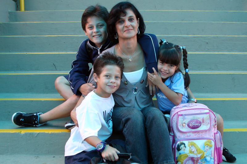 Rodrigo Melo (atrás), de 10 anos, a mãe , Ana Cristina,  e seus irmãos: mudanças de rotina na passagem para a quinta série foram amenizadas para que ele não sofresse tanto | Walter Alves/ Gazeta do Povo