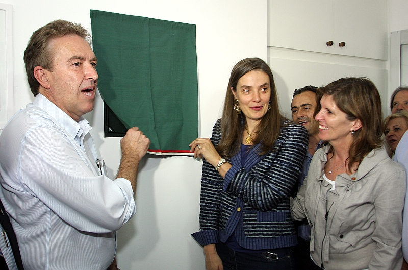 O prefeito Luciano Ducci e a vice-presidente do GRPCom Ana Amélia Filizola descerraram a placa inaugural do Centro Municipal de Educação Infantil Dr. Francisco Cunha Pereira Filho, no Uberaba. O CMEI foi inaugurado ontem, dia do aniversário de Curitiba. Também participou da inauguração a primeira-dama Marry Ducci (à dir.) |