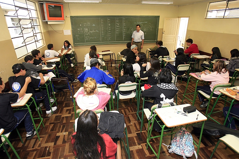 Com salas de aula cheias, Colégio Estadual Professor Júlio Szymanski, em Araucária, chega a ter 49 alunos por turma | Hedeson Alves/Gazeta do Povo
