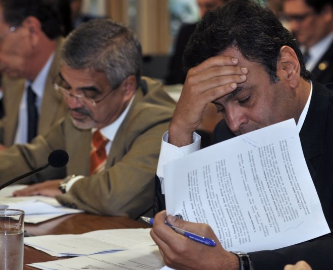 Aécio: cuidado com as palavras. |