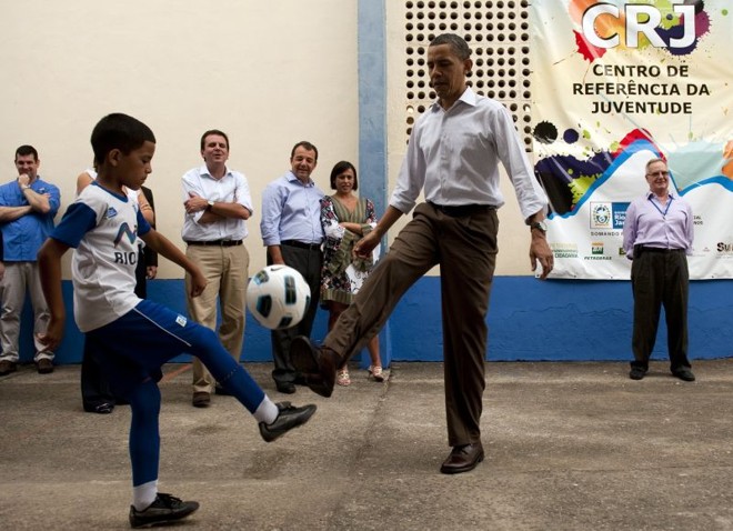 Momento de descontração: presidente bate bola com meninos | 