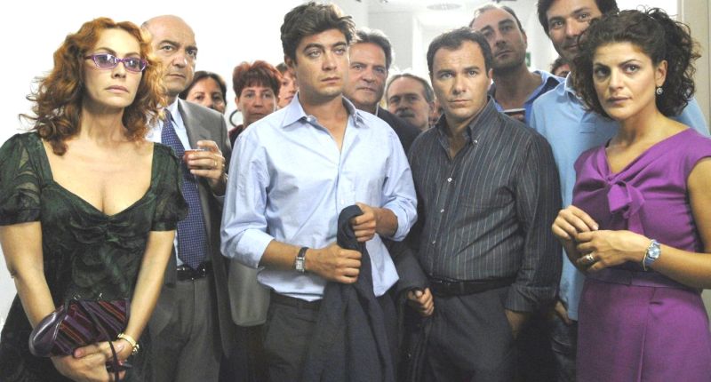 Riccardo Scamarcio (ao centro) vive Tommaso Cantone, o protagonista do filme | Divulgação