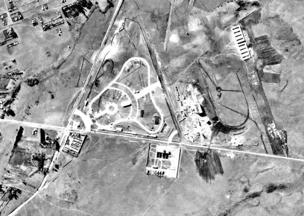 Imagem em aerofotogrametria feita em 1952, onde se vê a antiga estrada estratégica, atual BR-116, cruzando a estrada do encanamento com destino a Piraquara. Aparecem as instalações do antigo DNER, atual Dnit, a usina de tratamento de água do então Departamento de Água e Esgotos. Em destaque as construções da Exposição do Café e do Hipódromo do Tarumã | Foto cortesia da Esteio Engenharia