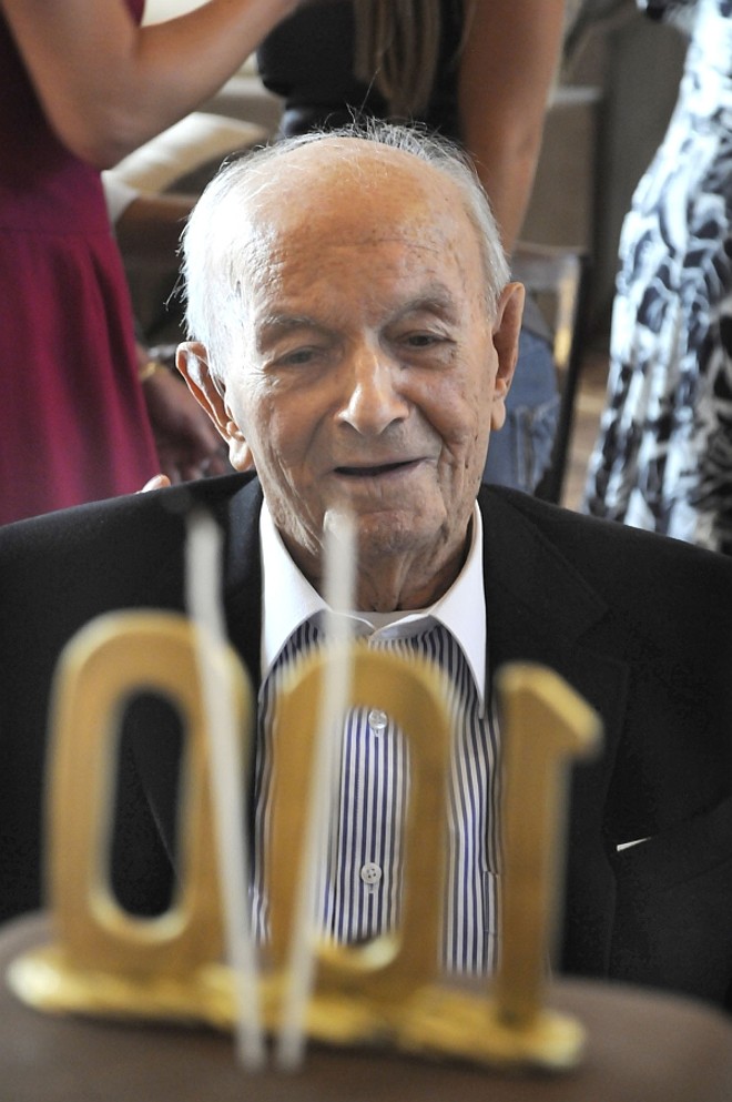 O empresário curitibano Guido Hauer comemorou 100 anos no último sábado, com um almoço em família no Clube Concórdia |