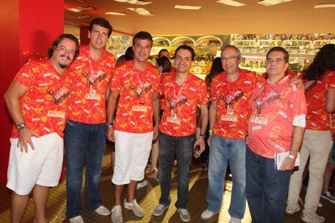 Diante da Marquês de Sapucaí, o governador com o presidente da Ambev, João Castro Neves (à sua esq.); o diretor de Relações Institucionais, Milton Seligman (à esq. de Neves); o diretor regional da cervejaria no Paraná, Sérgio Ustulin (à dir. de Beto); o empresário curitibano Fabrício Macedo (à esq.) e o vice-presidente do PSDB, Eduardo Jorge Caldas (à dir.) | 