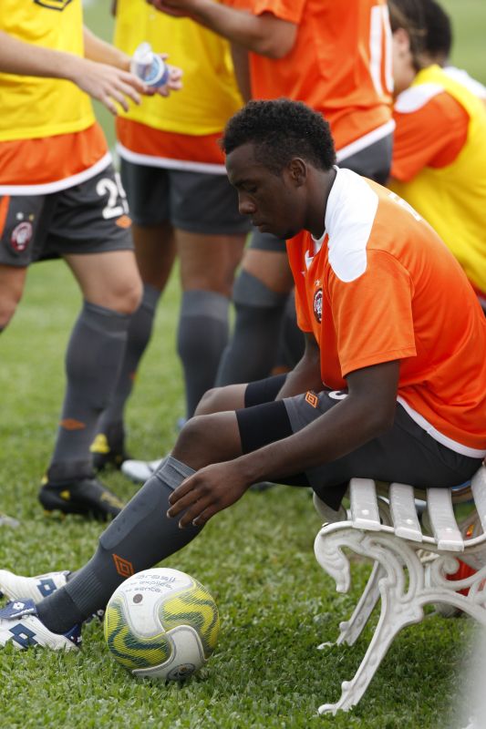 Zagueiro Manoel deixou o jogo diante do Cascavel reclamando de dores musculares e é dúvida para o clássico contra o Paraná | Marcelo Elias / Agência de Notícias Gazeta do Povo