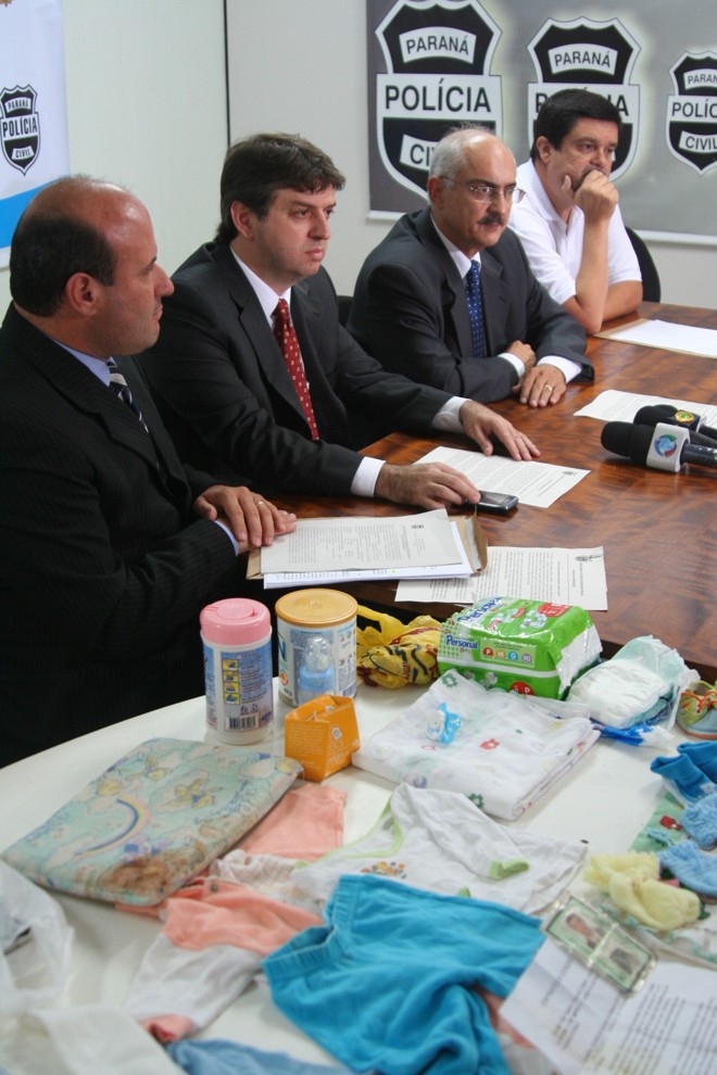 Delegados apresentaram resultado das investigações, em entrevista coletiva; à frente, roupas de bebê encontrados com a acusada | 