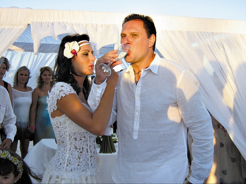 Com exclusividade para a coluna, o casal de vereadores curitibanos Renata Bueno e Juliano Borghetti faz o tradicional brinde após se casarem ao cair da tarde desta sexta-feira, à beira-mar, em Punta Cana, na República Dominicana. Veja outras fotos do enlace na edição de amanhã | Daniel Galvan