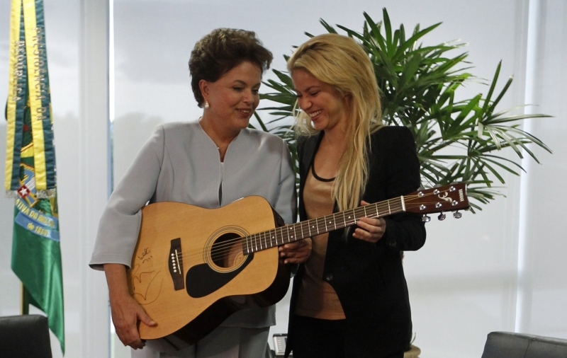 Shakira presenteou Dilma com um violão autografado | REUTERS/Ricardo Moraes