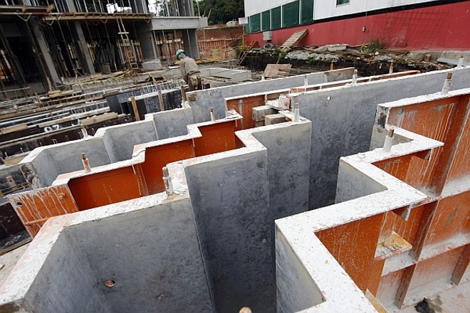 Escadarias do edifícios construídos pela Plaenge são executadas com peças pré-moldadas e içadas por meio de gruas |