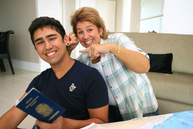 Victor terá de tirar o brinco por exigência da escola onde estudará na Nova Zelândia. A mãe, Liliane, dá a maior força para a viagem | Ivonaldo Alexandre// Gazeta do Povo