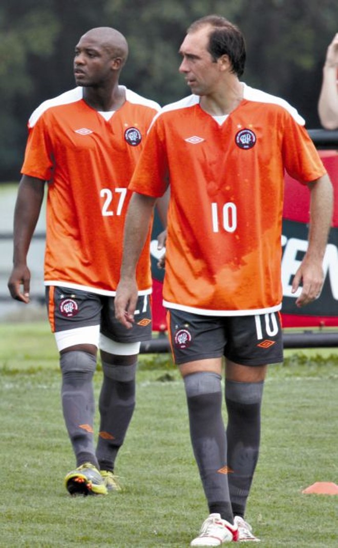Alê e Paulo Baier durante treino do Atlético: volante garante que o time vai mudar o retrospecto abaixo do esperado dentro do Caldeirão | 