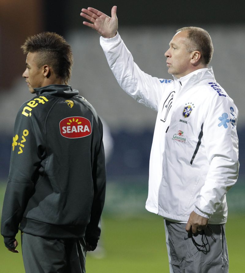 Neymar e Mano Menezes conversam durante treinamento em Londres: reputação em jogo contra fraco time europeu | Mowa Press
