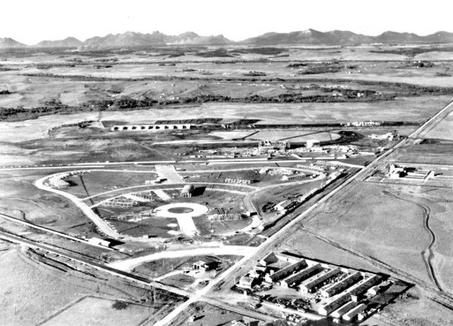 Fotografia do mesmo local da anterior, feita também no mesmo ano, a imagem é em diagonal e foi realizada por Domingos Foggiatto para registrar a construção da Exposição Internacional do Café, em comemoração ao Centenário do Paraná. O leitor pode comparar as duas fotos para avaliar o valor histórico, tanto de uma como de outra |