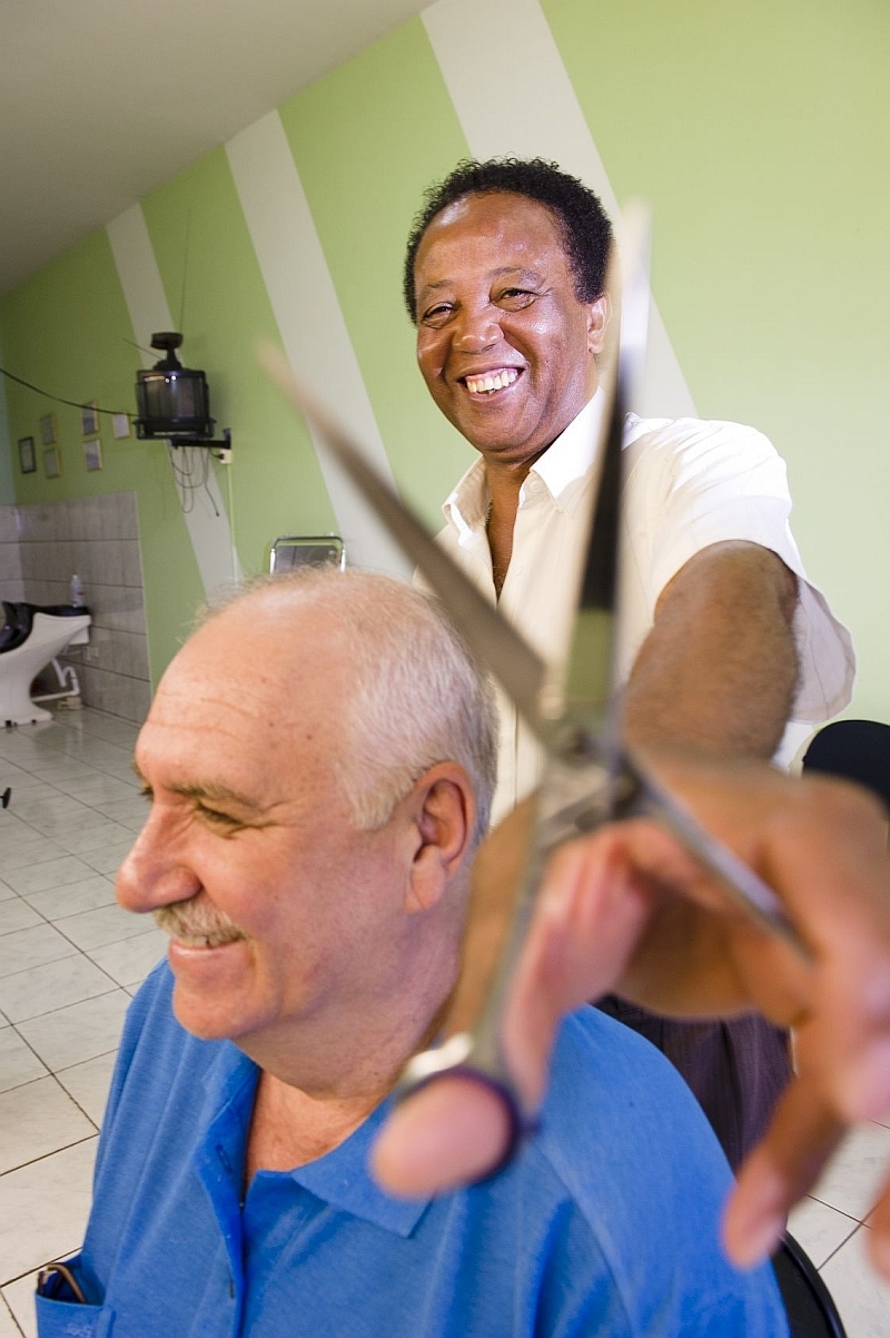 Agora cabeleireiro, Antonio dos Santos, 63 anos, só teve coragem de abrir seu salão depois de se aposentar como mecânico | Fotos: Fábio Dias/Gazeta do Povo