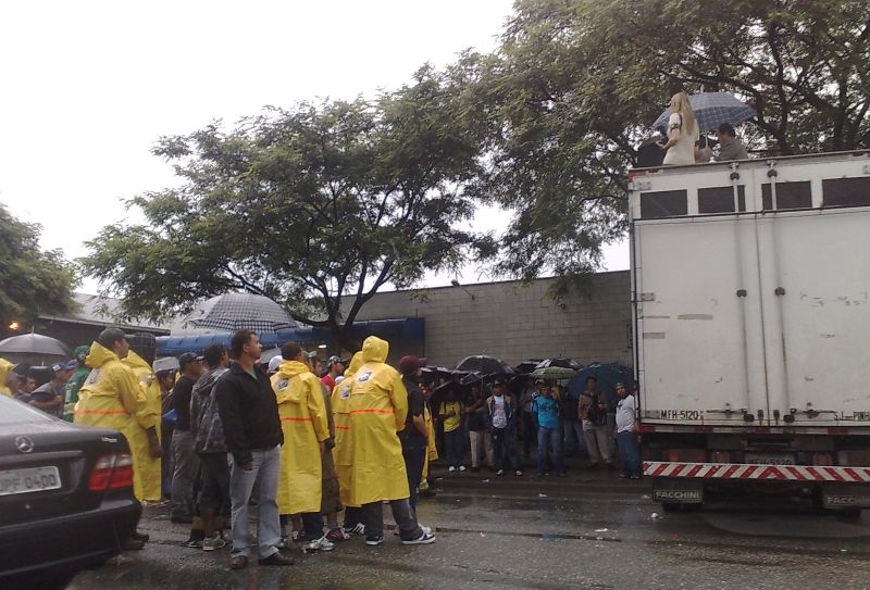 Em assembleia em frente a Cavo, funcionários acatam decisão da justiça pelo fim da greve | Felipe Aníbal