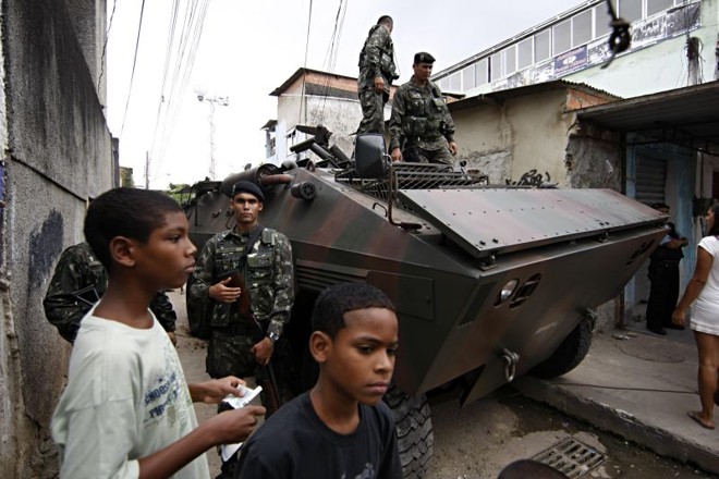 Blindados na comunidade: forte esquema de segurança | 