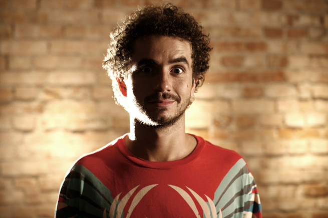 Conhecido por sua trajetória como repórter de humor na televisão brasileira, Andreoli já trabalhou na TV Cultura, Record e atualmente está na TV Band | Divulgação