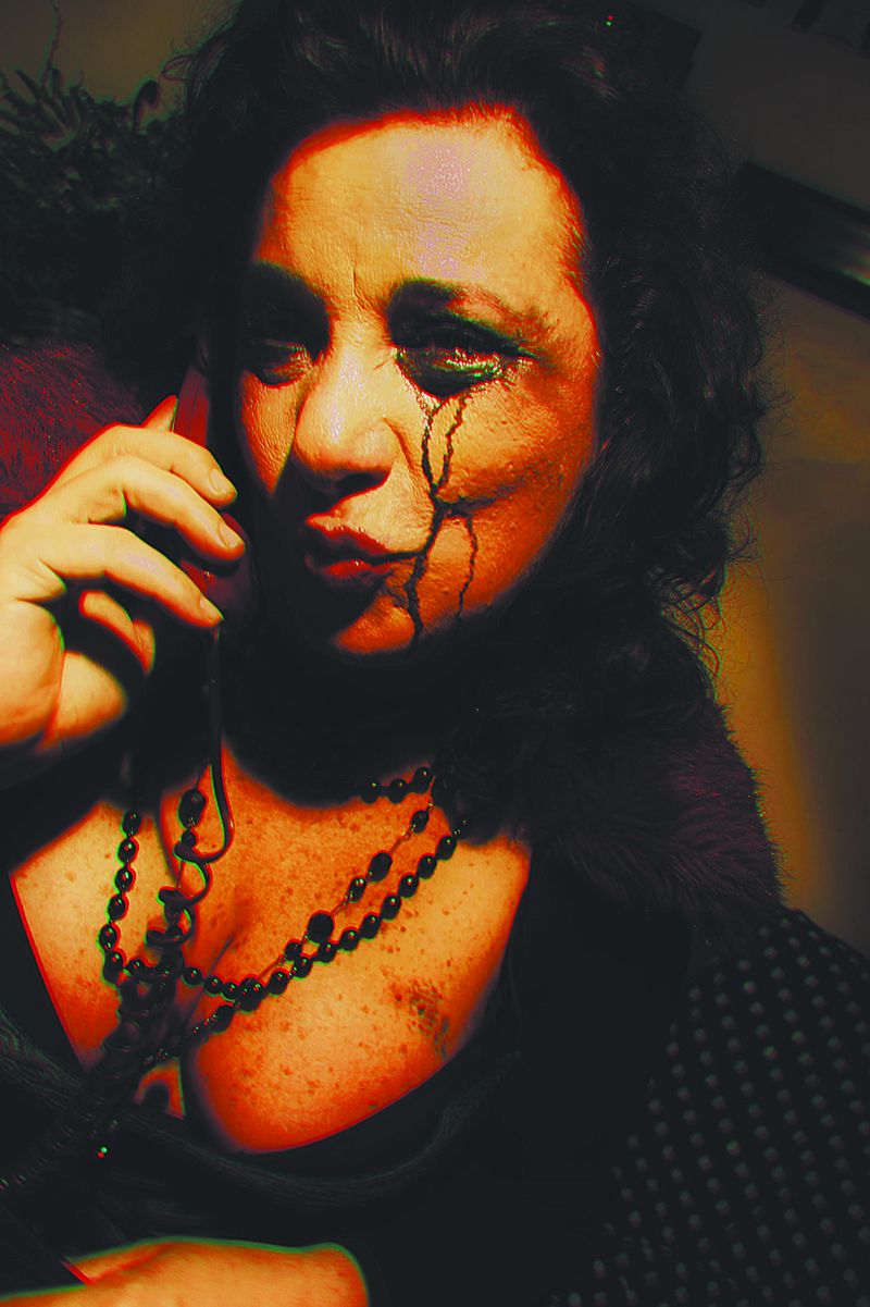 Lulu Pavarin vive mulher em crise no monólogo Como Ser uma Pessoa Pior | Flambart / Divulgação