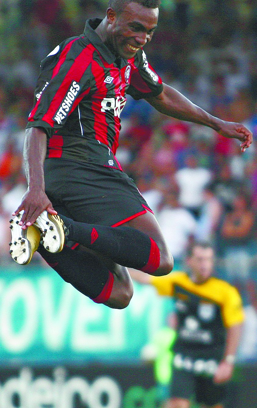 Guerrón comemora o golaço marcado contra o Iraty: atleta interessa ao São Paulo, mas o Atlético já avisou que não tem negócio | Henry Milléo/ Gazeta do Povo