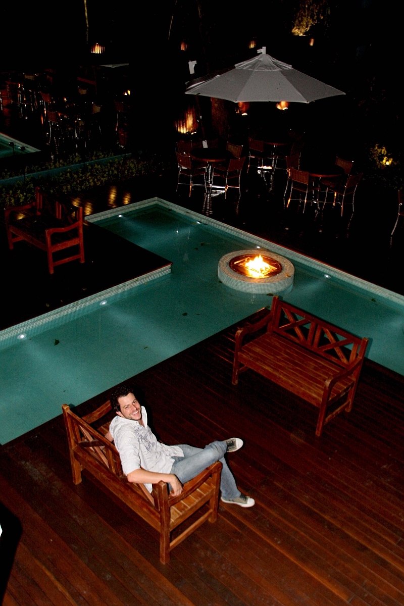 O chef Beto Madalosso abriu em soft oppening seu restaurante Forneria Copacabana, na Rua Itupava, no Alto da XV. A casa tem um charmoso lounge externo, com espelho d´água, um pergolado com mesinhas dotadas de porta-champagne e mesas com umbrellones espalhadas pelo deck. Um bosque nativo faz parte do cenário. A inauguração oficial será no dia 2 de abril | Mauro Campos