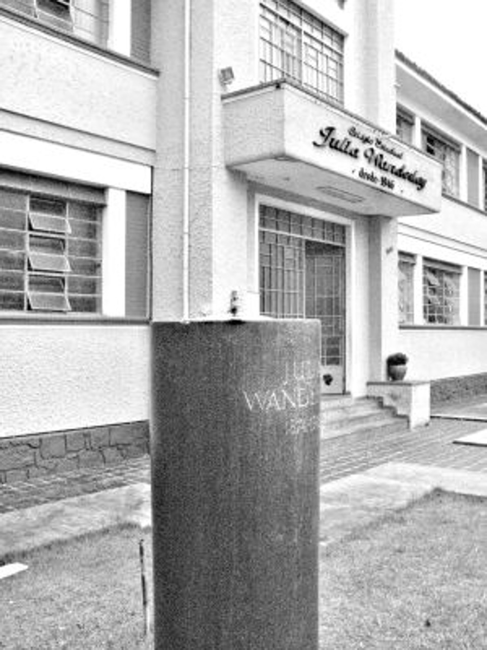 Fotografia do pedestal já sem a escultura de Júlia Wanderley |