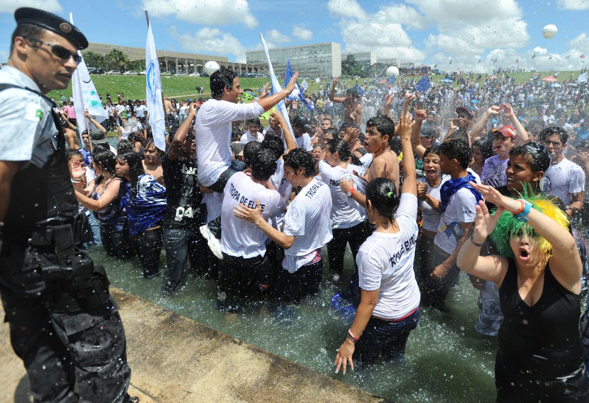 Estudantes fazem manifestação na Esplanada dos Ministérios pedindo a aplicação de recursos do pré-sal e do Produto Interno Bruto (PIB) na educação | Marcello Casal Jr/ABr