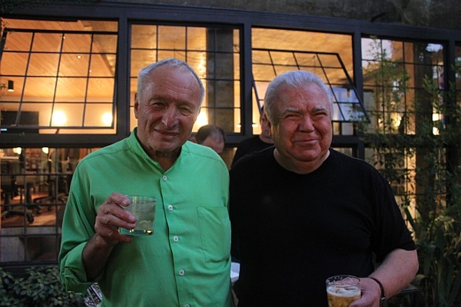 O renomado arquiteto britânico Richard Rogers foi recebido ontem, no final da tarde, para uma happy-hour no escritório do ex-governador Jaime Lerner com lentilha, caipirinha e chorinho. Hoje às 18 horas, ele dá palestra no MON | 